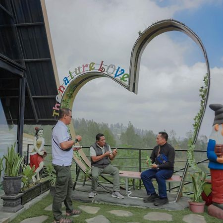 Hotel Nature Bromo And Resort Pasuruan Esterno foto