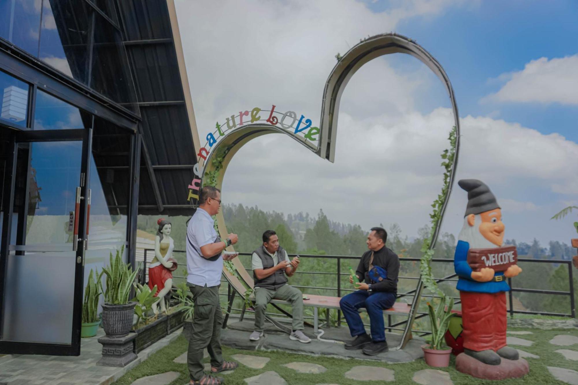 Hotel Nature Bromo And Resort Pasuruan Esterno foto