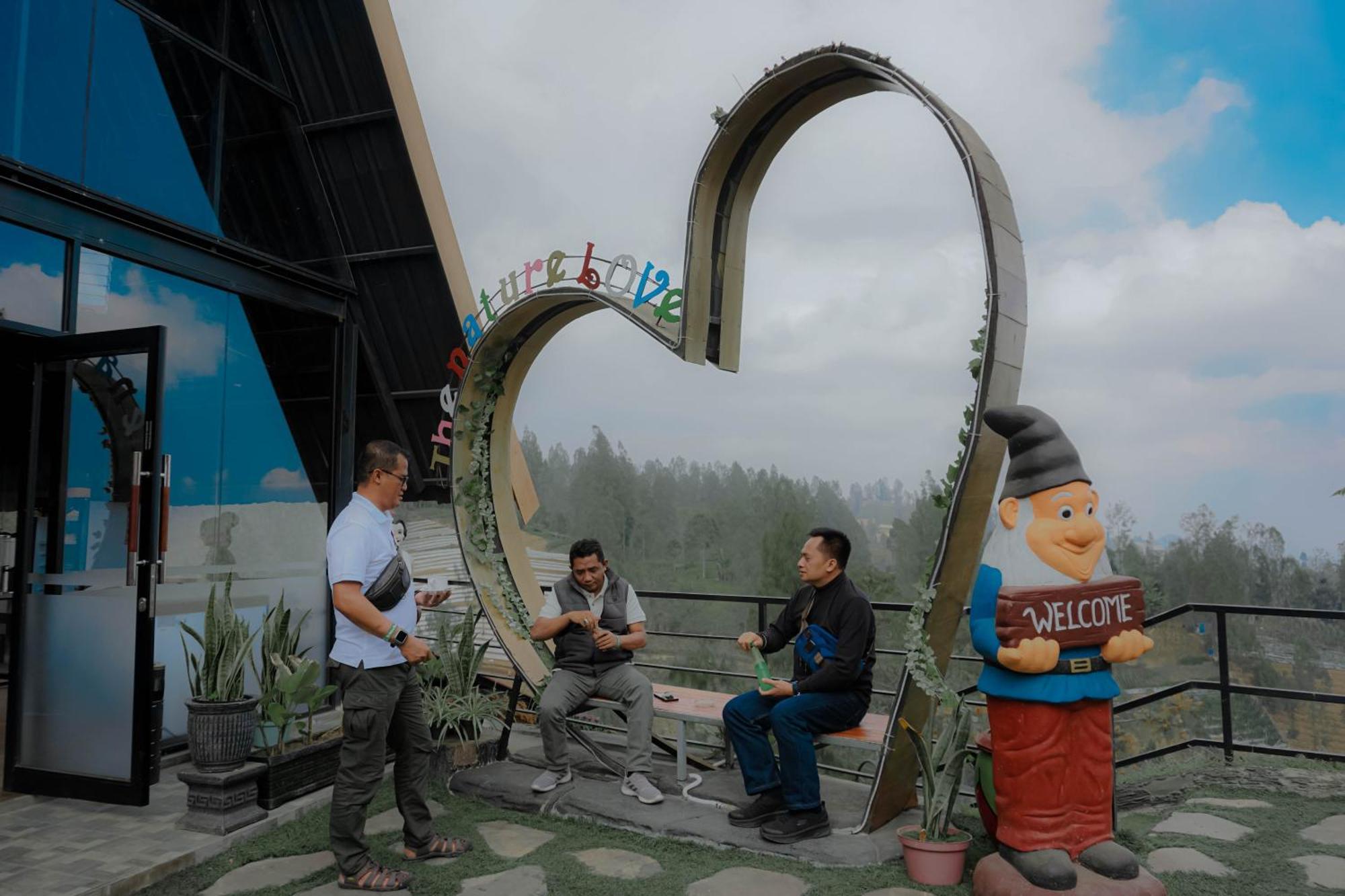 Hotel Nature Bromo And Resort Pasuruan Esterno foto