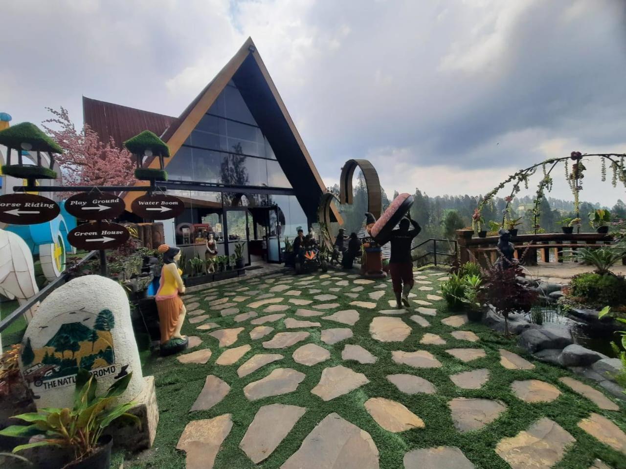 Hotel Nature Bromo And Resort Pasuruan Esterno foto